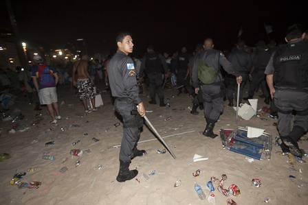 Os policiais foram até a areia