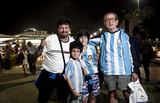 Alfredo, de 84 anos,Gonzalo, de 44, Facundo e Tomás, de 11 e 7 anos, ficarão no Rio de Janeiro até a final da Argentina (Foto: Guillermo Giansanti)