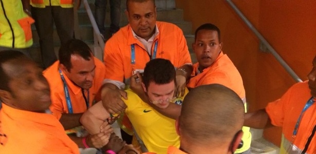 Torcedor é retirado pelos seguranças no Estádio Mineirão