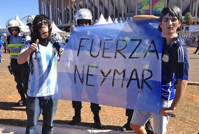 Argentinos mostram bandeira com mensagem de incentivo a Neymar