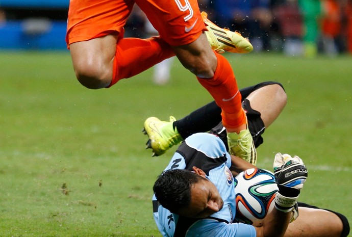 Navas, da Costa Rica, faz defesa no jogo contra a Holanda