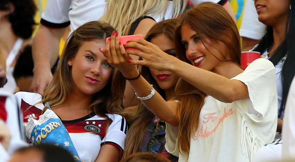 Selfie campeão das namoradas dos jogadores alemães Andre Schuerrle,  Mario Gotze e Mats Hummels