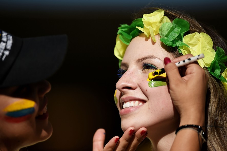 Loira brasileira ficou ainda mais bonita com as bochechas em verde e amarelo