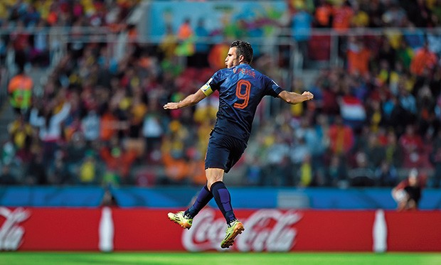 SUPERCRAQUE O holandês Van Persie comemora seu gol contra a Austrália. Muitas das estrelas da Copa do Mundo já provaram seu valor em campo (Foto: Martin Meissner/AP)