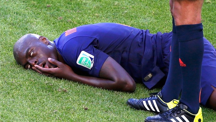 Cahill Holanda e Austrália  (Foto: Agência Reuters)