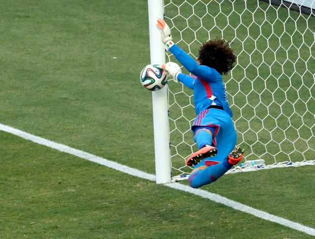 Guillermo Ochoa Brasil x México (Foto: AP)