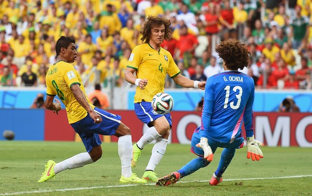 Guillermo Ochoa, Paulinho eDavid Luiz Brasil x Mexico (Foto: Getty Images)