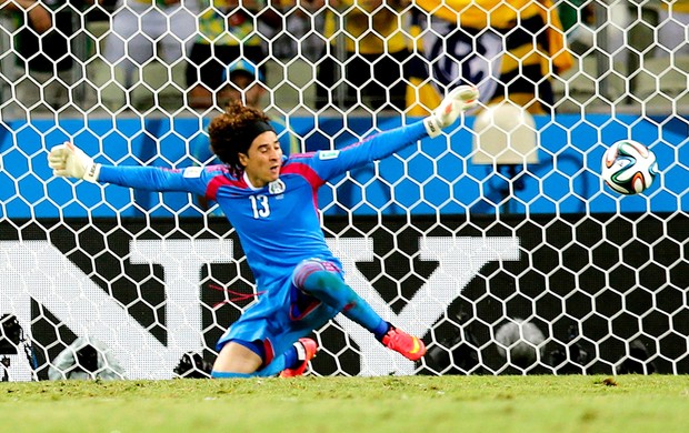 Guillermo Ochoa jogo Brasil x México (Foto: Reuters)