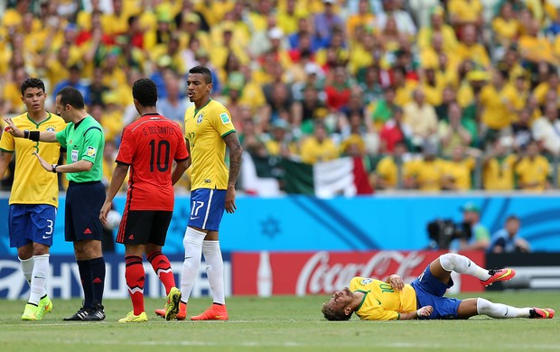 Brasil x México Neymar falta (Foto: Jefferson Bernardes)