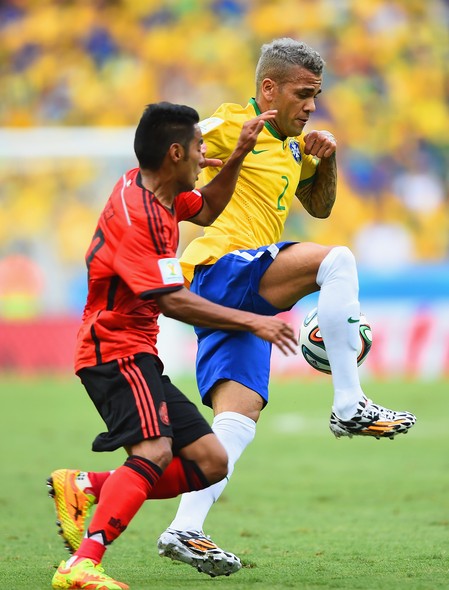 Daniel Alves estreia a cabeleira loira em campo. Será que trará sorte para a nossa seleção?