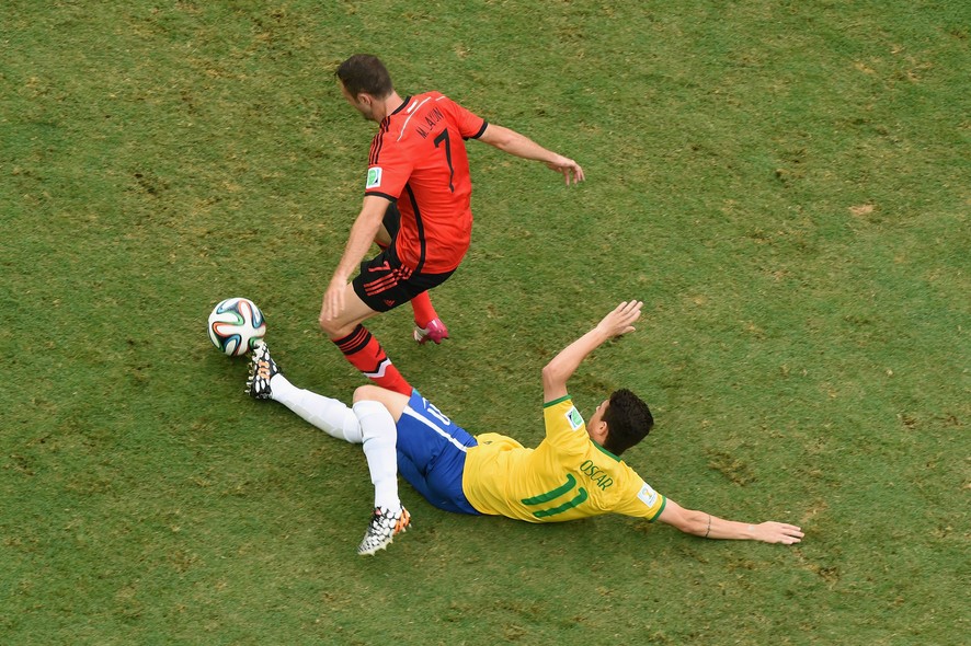 O camisa 11 da Seleção Brasileira, Oscar,  disputa bola com o mexicano Miguel Layun