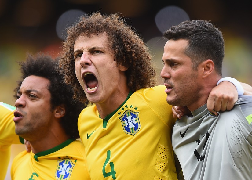 Segura a emoção! Marcelo, David Luiz e Júlio Cesar cantam o hino nacional