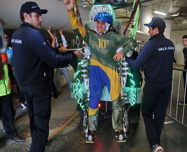 Juliano Pinto, de 29 anos, que é paraplégico, deu um "chute simbólico" em uma bola de futebol na abertura da Copa do Mundo, na Arena Corinthians, utilizando o exoesqueleto, equipamento desenvolvido pela equipe do neurocientista brasileiro Miguel Nicolelis (Foto: Reginaldo Castro/Estadão Conteúdo)