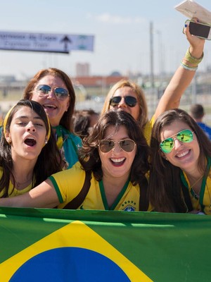 Em festa, torcida chega para ver  a abertura da Copa; veja FOTOS (Danilo Verpa/Folhapress)