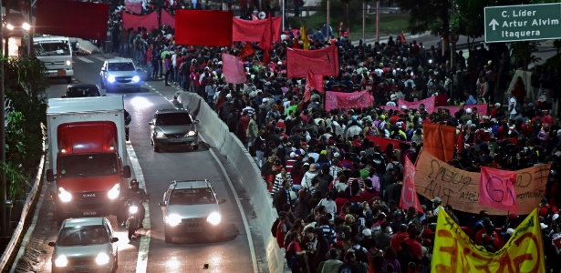 Integrantes do MTST fecham uma das pistas da Radial Leste, na zona leste de São Paulo, nesta quarta-feira (4)