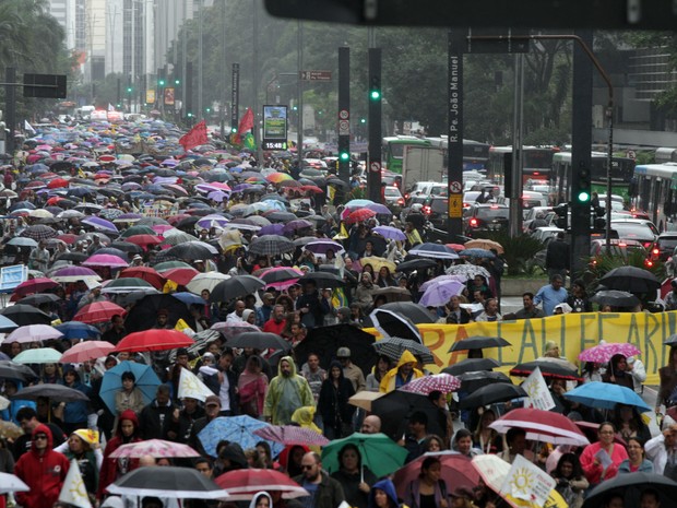 Professores da rede municipal de ensino, que permanecem em greve, saíram da Avenida Paulista rumo à sede da Prefeitura, no Viaduto do Chá, na tarde chuvosa desta terça-feira (27) (Foto: Evelson de Freitas / Estadão Conteúdo)