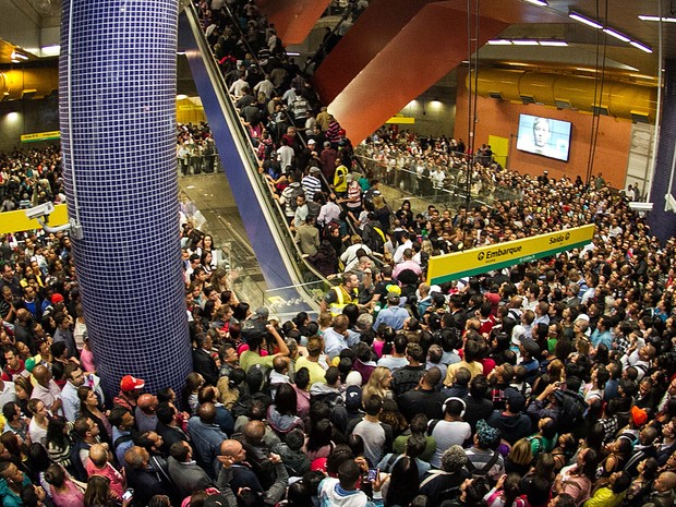 Aglomeração de passageiros na Estação Pinheiros do Metrô de São Paulo em paralisação de motoristas nesta terça (20) (Foto: Dario Oliveira/Estadão Conteúdo)