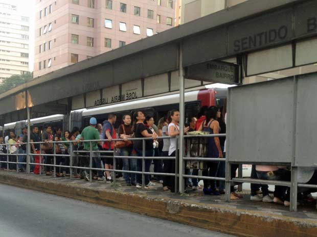 Ponto de ônibus na Avenida Nove de Julho: ônibus circulavam, mas ponto estava lotado. (Foto: Sttela Vasco/G1)