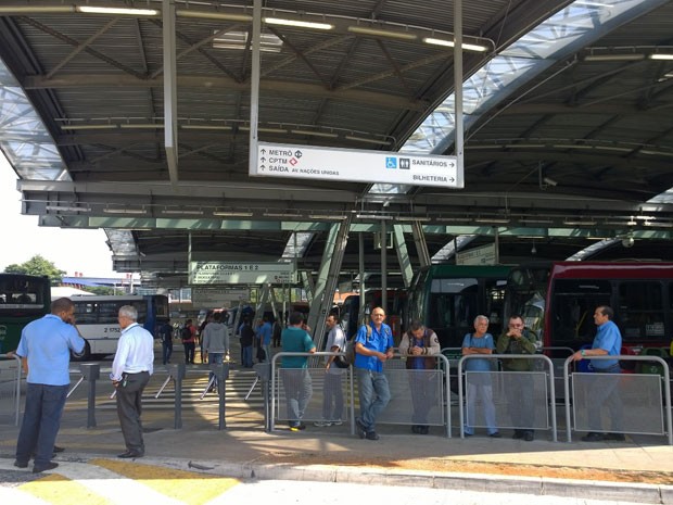 Cobradores e motoristas de ônibus fecham terminais durante manifestação em SP (Foto: Ardilhes Moreira/G1)