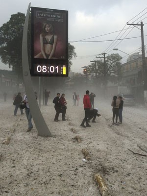 Por volta das 8h desta segunda, ruas da Aclimação seguiam cobertas de gelo (Foto: Amanda Previdelli/G1)