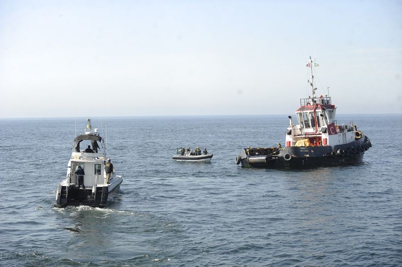 A ação simulava exercícios de abordagem por rádio e código Morse. Uma embarcação dava suporte para uma possível revista no barco