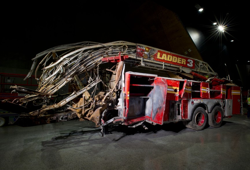 Caminhão de bombeiros usado após atentado que derrubou o World Trade Center, em exposição no Museu do 11 de Setembro, em Nova York