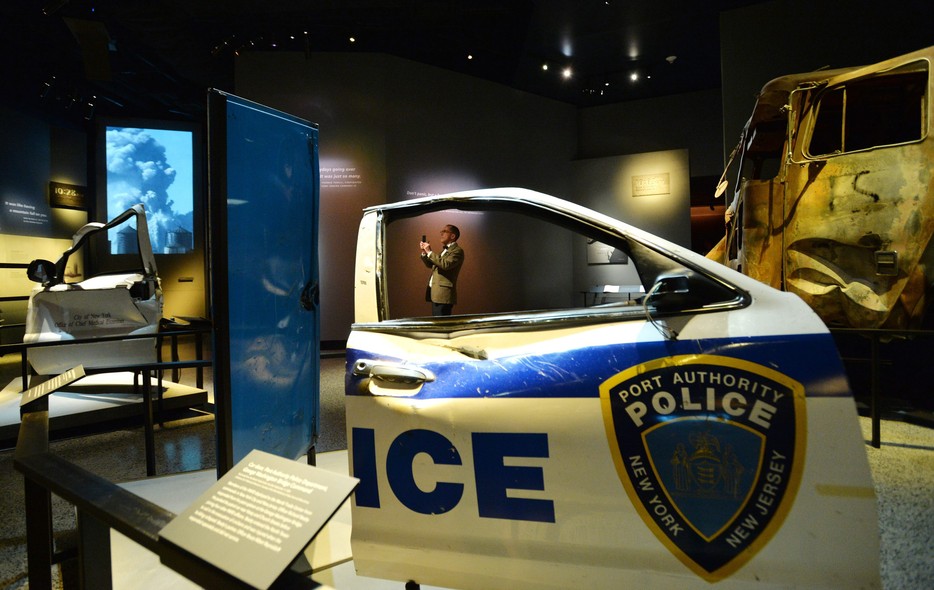 Portas de veículo da polícia, um dos artefatos em exposição no Museu do 11 de Setembro, em Nova York