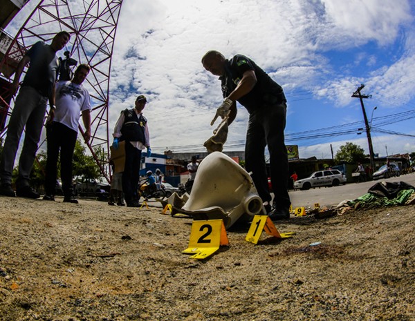 Peritos do Departamento da Polícia Cível vistoriam o local onde um torcedor morreu de forma trágica logo após o jogo entre Santa Cruz e Paraná, pela Série B do Campeonato Brasileiro, no estádio do Arruda, no Recife (PE), (Foto: Carlos Ezequiel/Estadão Conteúdo)