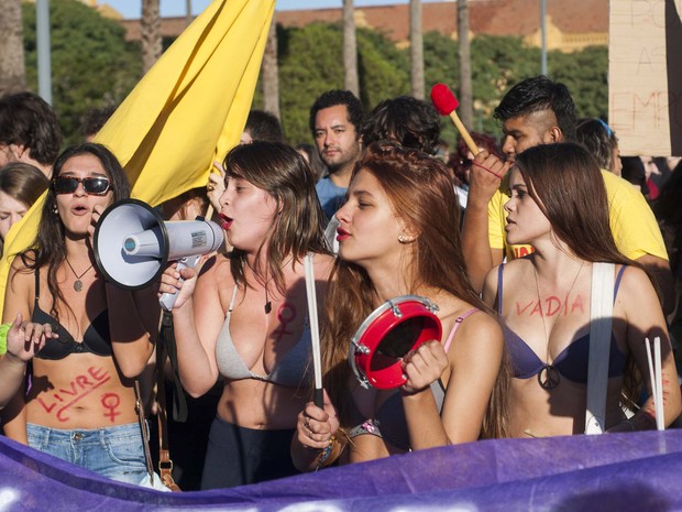 Mulheres se manifestam na Região Central de Porto Alegre (Foto: Cau Guebo/Futura Press/Estadão Conteúdo)