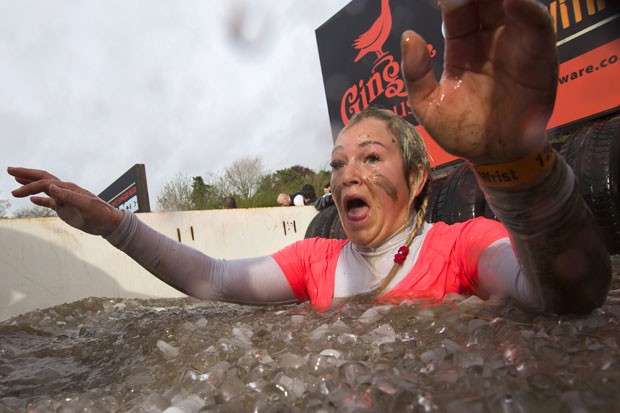 Água gelada assusta participante da Tough Mudder, corrida de resistência realizada neste sábado (26) em Londres (Foto: Justin Tallis/AFP)