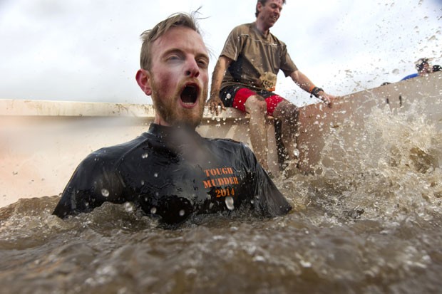 Piscina com água gelada e gelo é um dos obstáculos da corrida de resitência Tough Mudder (Foto: Justin Tallis/AFP)