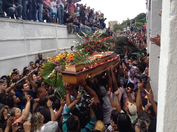 Corpo de DG é enterrado com cerca de 400 pessoas presentes (Foto: Káthia Mello / G1)