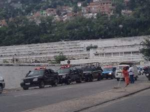 Policiamento foi reforçado ao redor do cemitério (Foto: Káthia Mello / G1)