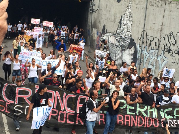 Grupo de manifestantes caminha em direção ao Cemitério São João Batista (Foto: Daniel Silveira / G1)