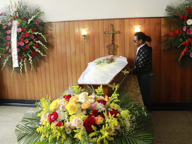 A mãe de Douglas, Maria de Fátima Silva durante velório do dançarino Douglas Rafael da Silva Pereira, conhecido como DG, no Cemitério São João Batista, zona sul do Rio de Janeiro (RJ) (Foto: José Lucena/Futura Press/Estadão Conteúdo)