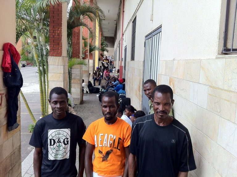 Sem abrigo no Acre, haitianos começam a chegar em São Paulo