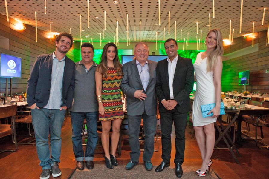 Felipe Andreoli, Téo José, Paloma Tocci, Denilson e Renata Fan em evento ao lado de Luciano do Valle