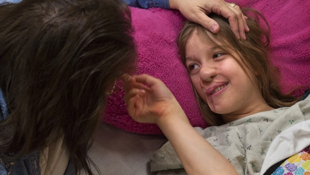 Charlotte Ponce, de 11 anos, atacacada por um guaxinim de estimação quando era bebê, em foto feita na terça-feira, enquanto aguardava a cirurgia que reconstitui sua orelha (Foto: The Grand Rapids Press, Chris Clark/AP)