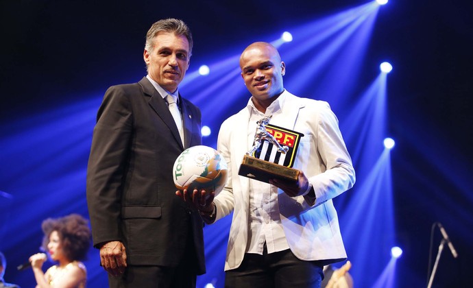 Anderson Salles, do Ituano, recebe prêmio de melhor zagueiro do Paulistão (Foto: Marcos Ribolli)