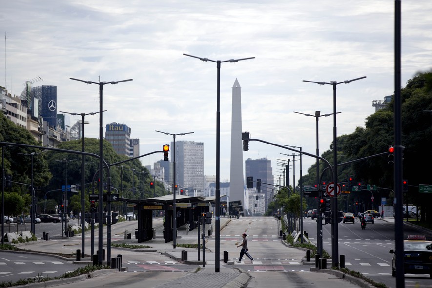 A normalmente movimentada avenida 9 de Julio, em Buenos Aires, com tráfego reduzidíssimo nesta quinta-feira