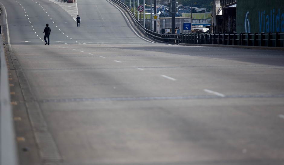 Pedestres caminham em via expressa bloqueada para os carros, em protesto no dia de greve geral na Argentina