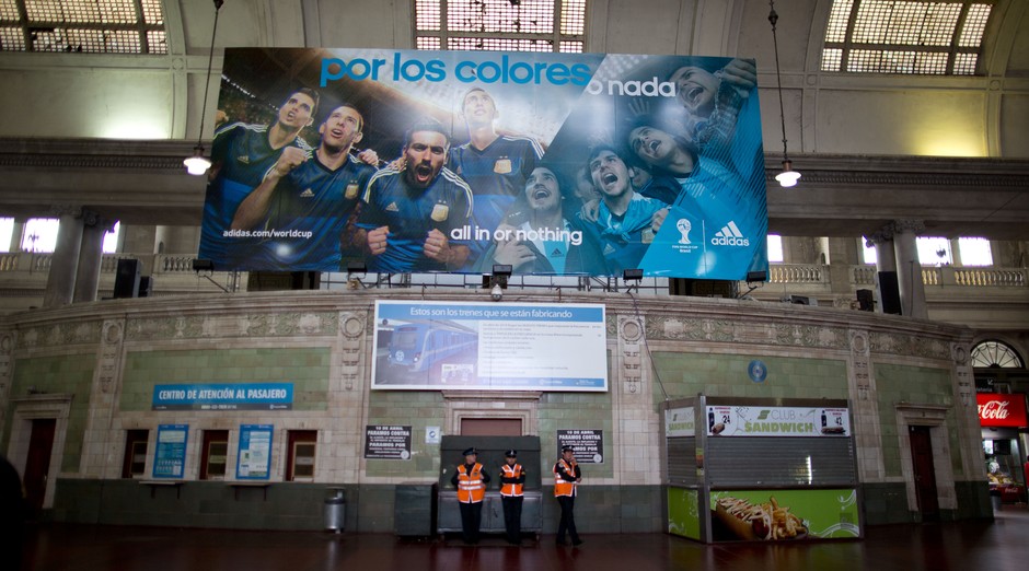 Policiais em frente a bilheteria na estação Retiro, em Buenos Aires. A greve geral paralisou o transporte público no país