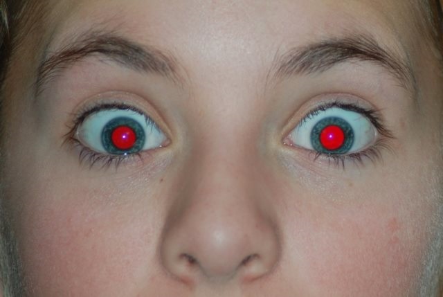 Por que saímos com os olhos vermelhos em fotografias tiradas com flash?