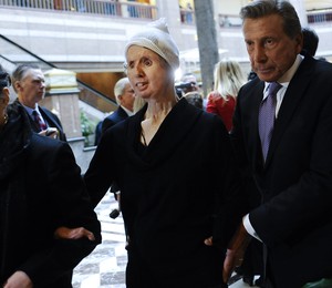 Charla Nash chega ao comitê para pedir permissão para processar o Estado de Connecticut pelo ataque (Foto: AP Photo/Jessica Hill)