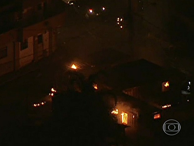 Contêiner da UPP foi incendiado (Foto: Reprodução / TV Globo)