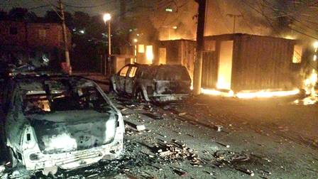 No Complexo de Manguinhos, a sede da UPP do Parque Arará/Mandela foi incendiada. O capitão Gabriel Toledo, comandante da UPP Manguinhos, foi atingido por um tiro na perna direita