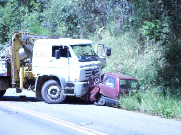 Carro bateu em caminhão na Rodovia MG-295, em Brazópolis (Foto: Saulo José da Silva)