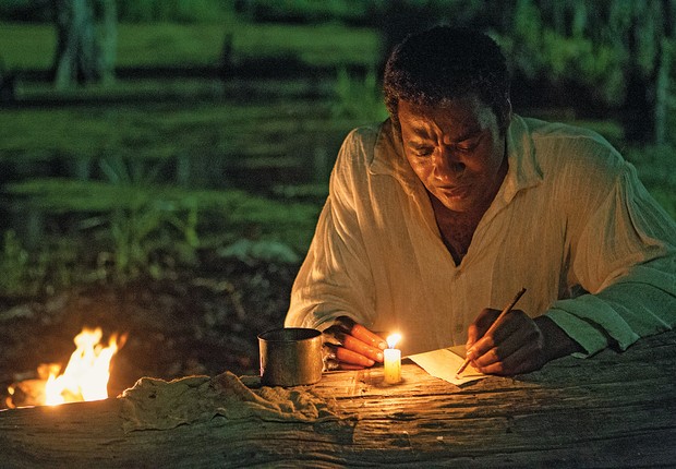 HERÓIS O filme 12 anos de escravidão (acima) divulga a história de Solomon Northup, negro livre escravizado nos Estados Unidos. Abaixo e à direita, o relato sobre o Dragão do Mar, líder da revolta  que antecipou a abolição no Ceará (Foto: Jaap Buitendijk/divulgação e reprodução)