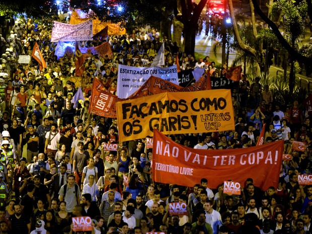 Manifestantes caminham pela Avenida Rebouças (Foto: Nelson Almeida/AFP)