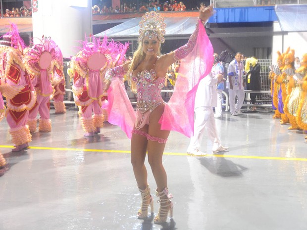 Ellen Rocche, rainha de bateria da Rosas de Ouro (Foto: Flavio Moraes/G1)